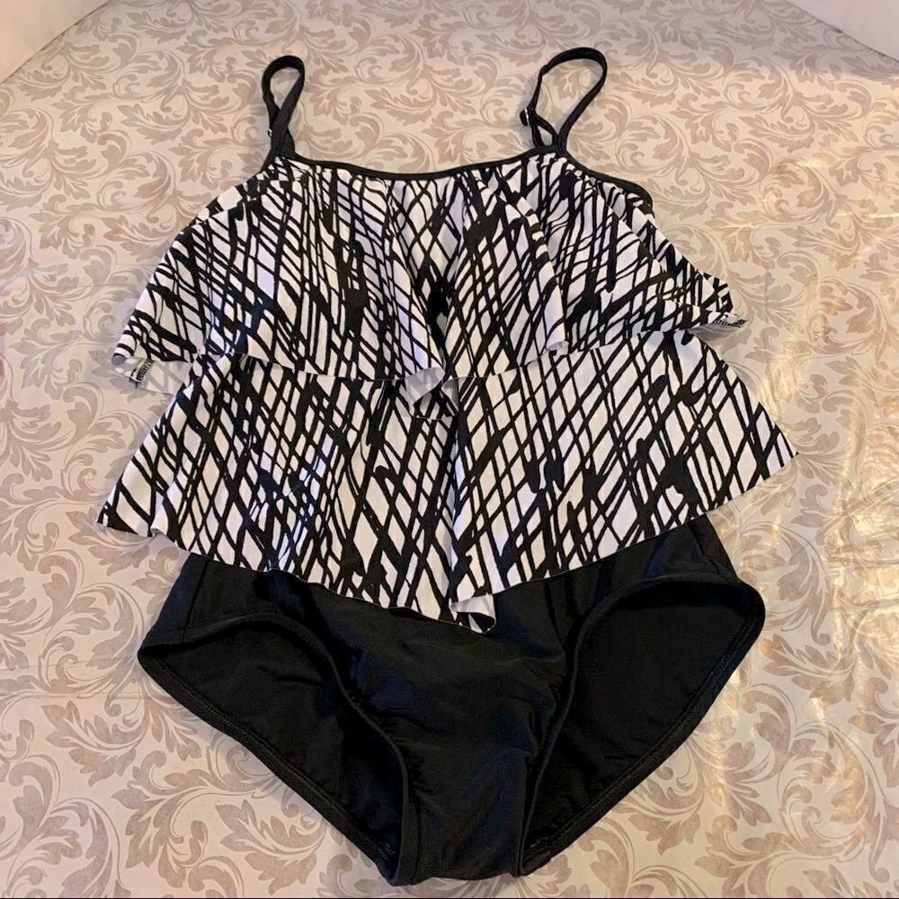 Maxine of Hollywood Swimsuit Black White Padded Adj Straps Layered Size 6 NWOT